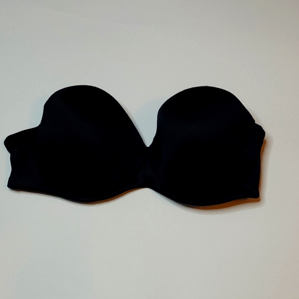Black strapless bra